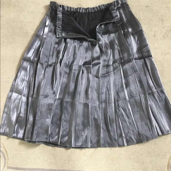 Beautiful New Metallic Silver Pleated Skirt - Picture 5 of 7